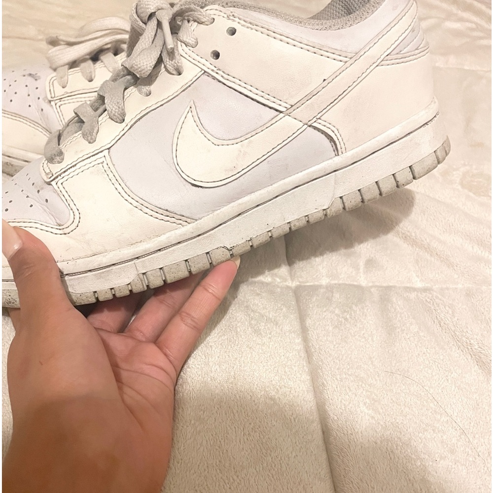 White Nike dunks low